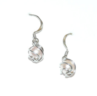 Einzelstücke, Ohrhänger "Wellenkorb" aus 925 Silber mit je einer rosafarbenen Muschelkernperle, gehalten von silbernen Wellen, Fischerhaken -	Nur erhältlich bei www.danilogold-shop.de