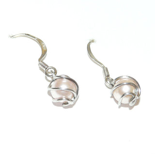 Einzelstücke, Ohrhänger "Wellenkorb" aus 925 Silber mit je einer rosafarbenen Muschelkernperle, gehalten von silbernen Wellen, Fischerhaken -	Nur erhältlich bei www.danilogold-shop.de