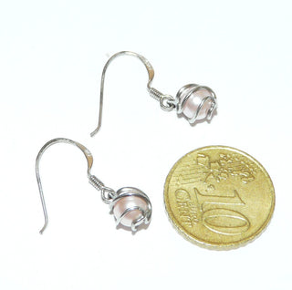 Einzelstücke, Ohrhänger "Wellenkorb" aus 925 Silber mit je einer rosafarbenen Muschelkernperle, gehalten von silbernen Wellen, Fischerhaken -	Nur erhältlich bei www.danilogold-shop.de