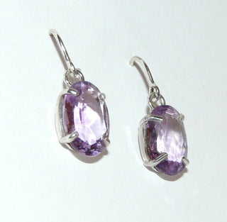 Einzelstücke, Ohrhänger aus 925 Silber mit je einem ovalen facettierten zart fliederfarbenen Amethyst, längs frei beweglich befestigt an Fischerhaken, sicher eingefaßt in 4-Krapper-Chatons -	Handgefertigtes Unikat! Nur im Danilo Gold Online Shop!