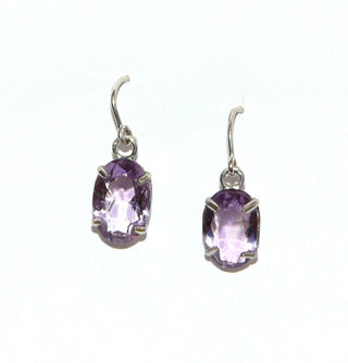 Einzelstücke, Ohrhänger aus 925 Silber mit je einem ovalen facettierten zart fliederfarbenen Amethyst, längs frei beweglich befestigt an Fischerhaken, sicher eingefaßt in 4-Krapper-Chatons -	Handgefertigtes Unikat! Nur im Danilo Gold Online Shop!