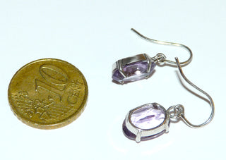 Einzelstücke, Ohrhänger aus 925 Silber mit je einem ovalen facettierten zart fliederfarbenen Amethyst, längs frei beweglich befestigt an Fischerhaken, sicher eingefaßt in 4-Krapper-Chatons -	Handgefertigtes Unikat! Nur im Danilo Gold Online Shop!