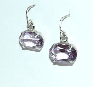 Einzelstücke, Ohrhänger aus 925 Silber mit je einem ovalen facettierten zart fliederfarbenen Amethyst, quer frei beweglich befestigt an Fischerhaken, sicher eingefaßt in 4-Krapper-Chatons -	Handgefertigtes Unikat! Nur im Onlineshop von Juwelier & Goldschmiede Danilo!