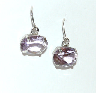 Einzelstücke, Ohrhänger aus 925 Silber mit je einem ovalen facettierten zart fliederfarbenen Amethyst, quer frei beweglich befestigt an Fischerhaken, sicher eingefaßt in 4-Krapper-Chatons -	Handgefertigtes Unikat! Nur im Onlineshop von Juwelier & Goldschmiede Danilo!