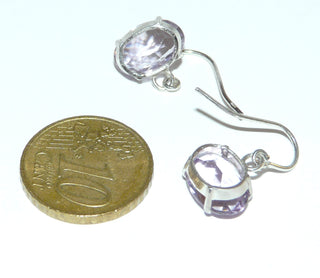 Einzelstücke, Ohrhänger aus 925 Silber mit je einem ovalen facettierten zart fliederfarbenen Amethyst, quer frei beweglich befestigt an Fischerhaken, sicher eingefaßt in 4-Krapper-Chatons -	Handgefertigtes Unikat! Nur im Onlineshop von Juwelier & Goldschmiede Danilo!