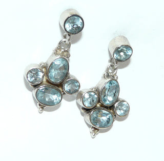 Einzelstücke, Ohrhänger aus 925 Silber, als Stecker gearbeitet mit je 3 runden + 2 ovalen, funkelnd facettierten, hellblauen, aquamarinfarbenen Edeltopasen, stilisiertes "Kreuz-Pendel" -	Unikatschmuck nur erhältlich im Onlineshop von Juwelier & Goldschmiede Danilo! 
