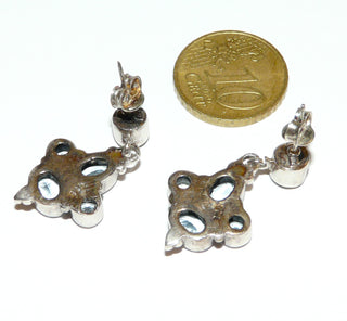 Einzelstücke, Ohrhänger aus 925 Silber, als Stecker gearbeitet mit je 3 runden + 2 ovalen, funkelnd facettierten, hellblauen, aquamarinfarbenen Edeltopasen, stilisiertes "Kreuz-Pendel" -	Unikatschmuck nur erhältlich im Onlineshop von Juwelier & Goldschmiede Danilo! 