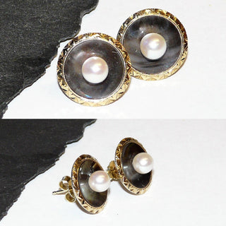alte Handarbeiten, Ohrstecker mit grauem Perlmutt + Akoja-Zuchtperle, 585 Gelbgold, gravierter Rand mit Dreiecken und Strahlen, Umarbeitung aus alten Manschettenknöpfen, um 1915 - Handgefertigter Schmuck nur erhältlich bei www.danilogold-shop.de 