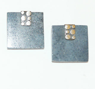 Einzelstücke, Ohrstecker "Blue Coral" aus 925 Silber mit quadratischen graublauen, dezent gemaserten Korallenplatten aus dem Inneren eines Korallenstocks, gehalten von Silberplatten mit Kreis-Design -	Nur erhältlich im Onlineshop von Juwelier & Goldschmiede Danilo!