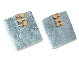 Einzelstücke, Ohrstecker "Blue Coral" aus 925 Silber mit quadratischen graublauen, dezent gemaserten Korallenplatten aus dem Inneren eines Korallenstocks, gehalten von Silberplatten mit Kreis-Design -	Nur erhältlich im Onlineshop von Juwelier & Goldschmiede Danilo!