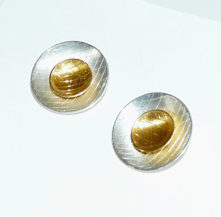 Einzelstücke, Ohrstecker "Zwei Schalen" aus 925 Silber, seidenmatt mit polierten Linien in Rautenstruktur, die große Schale silberfarben + die kleine vergoldet -	Nur erhältlich im Onlineshop von Juwelier & Goldschmiede Danilo!