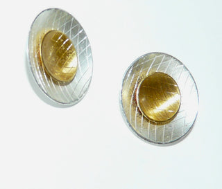 Einzelstücke, Ohrstecker "Zwei Schalen" aus 925 Silber, seidenmatt mit polierten Linien in Rautenstruktur, die große Schale silberfarben + die kleine vergoldet -	Nur erhältlich im Onlineshop von Juwelier & Goldschmiede Danilo!