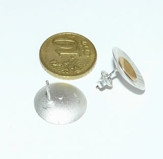 Einzelstücke, Ohrstecker "Zwei Schalen" aus 925 Silber, seidenmatt mit polierten Linien in Rautenstruktur, die große Schale silberfarben + die kleine vergoldet -	Nur erhältlich im Onlineshop von Juwelier & Goldschmiede Danilo!