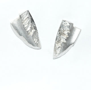 Einzelstücke, Ohrstecker aus 925 Silber, seidenmatt + poliert, asymmetrische, dreieckige, an Erz erinnernde Oberfläche, Vintage "Finnfeelings" MJH Matti J. Hyvärinen, um 1970.  -	skandinavisches Design zuhause bei www.danilogold-shop.de