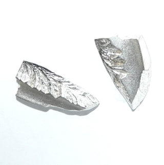 Einzelstücke, Ohrstecker aus 925 Silber, seidenmatt + poliert, asymmetrische, dreieckige, an Erz erinnernde Oberfläche, Vintage "Finnfeelings" MJH Matti J. Hyvärinen, um 1970.  -	skandinavisches Design zuhause bei www.danilogold-shop.de