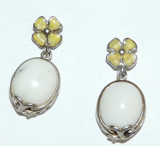 Einzelstücke, Ohrstecker aus 925 Silber mit je einem ovalen Howlith-Cabochon mit leichter Maserung + einer gelben Emaille-Blüte -	Unikatschmuck nur erhältlich im Onlineshop von Juwelier & Goldschmiede Danilo! 