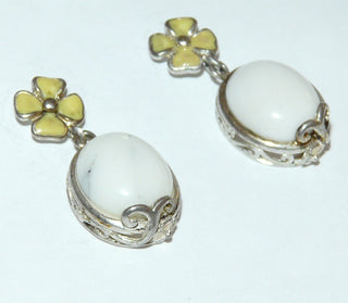 Einzelstücke, Ohrstecker aus 925 Silber mit je einem ovalen Howlith-Cabochon mit leichter Maserung + einer gelben Emaille-Blüte -	Unikatschmuck nur erhältlich im Onlineshop von Juwelier & Goldschmiede Danilo! 