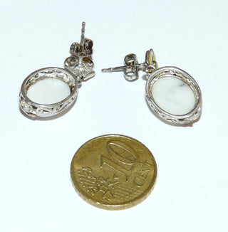 Einzelstücke, Ohrstecker aus 925 Silber mit je einem ovalen Howlith-Cabochon mit leichter Maserung + einer gelben Emaille-Blüte -	Unikatschmuck nur erhältlich im Onlineshop von Juwelier & Goldschmiede Danilo! 