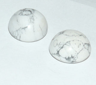 Einzelstücke, Ohrstecker aus 925 Silber mit je einem runden, weißen Howlith-Cabochon mit schöner grauer Maserung -	Nur erhältlich im Onlineshop von Juwelier & Goldschmiede Danilo!
