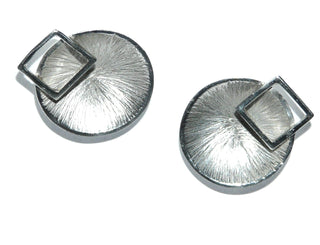 Einzelstücke, Handarbeiten, Ohrstecker aus 925 Silber, aufgetiefte Schalen mit Strahlenmuster und einem aufgelöteten offenen Quadrat, asymmetrisch, Durchmesser ca. 20 mm -	Einzelstücke nur erhältlich bei www.danilogold-shop.de