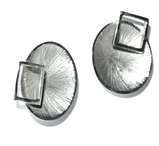 Einzelstücke, Handarbeiten, Ohrstecker aus 925 Silber, aufgetiefte Schalen mit Strahlenmuster und einem aufgelöteten offenen Quadrat, asymmetrisch, Durchmesser ca. 20 mm -	Einzelstücke nur erhältlich bei www.danilogold-shop.de