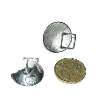 Einzelstücke, Handarbeiten, Ohrstecker aus 925 Silber, aufgetiefte Schalen mit Strahlenmuster und einem aufgelöteten offenen Quadrat, asymmetrisch, Durchmesser ca. 20 mm -	Einzelstücke nur erhältlich bei www.danilogold-shop.de