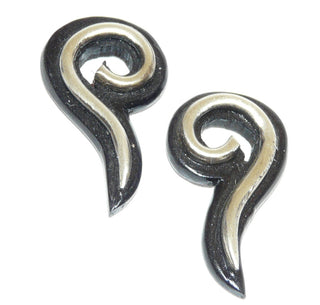 Einzelstücke, Ohrstecker "Seepferdchen" aus 925 Silber, poliertes geschwungenes Silber-Drahtornament, welches an die Seepferdchen-Haltung erinnert, befestigt auf einem dunkelbraunen, geschwungenen + poliertem Holz -	Nur erhältlich im Onlineshop von Juwelier & Goldschmiede Danilo!