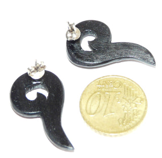 Einzelstücke, Ohrstecker "Seepferdchen" aus 925 Silber, poliertes geschwungenes Silber-Drahtornament, welches an die Seepferdchen-Haltung erinnert, befestigt auf einem dunkelbraunen, geschwungenen + poliertem Holz -	Nur erhältlich im Onlineshop von Juwelier & Goldschmiede Danilo!