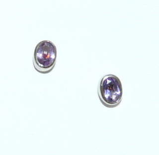Einzelstücke, Ohrstecker aus 925 Silber als Stecker gearbeitet mit je 1 ovalen, funkelnd facettierten Amethyst in geschlossener Zargenfassung -	Nur erhältlich im Onlineshop von Juwelier & Goldschmiede Danilo!