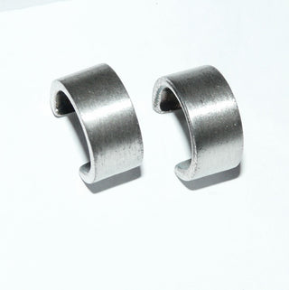 Einzelstücke, Nordform-Design, Ohrstecker, breite Steck-Creole, auch für Herren geeignet, aus 925 Silber, seidenmatt, in den Tiefen geschwärzt. Dazu paßt jedes Stück der Nordform-Kollektion. Anlaufgeschützt. -	Finnlandschmuck bei Goldschmiede Danilo