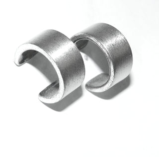 Einzelstücke, Nordform-Design, Ohrstecker, breite Steck-Creole, auch für Herren geeignet, aus 925 Silber, seidenmatt, in den Tiefen geschwärzt. Dazu paßt jedes Stück der Nordform-Kollektion. Anlaufgeschützt. -	Finnlandschmuck bei Goldschmiede Danilo