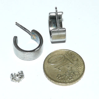 Einzelstücke, Nordform-Design, Ohrstecker, breite Steck-Creole, auch für Herren geeignet, aus 925 Silber, seidenmatt, in den Tiefen geschwärzt. Dazu paßt jedes Stück der Nordform-Kollektion. Anlaufgeschützt. -	Finnlandschmuck bei Goldschmiede Danilo