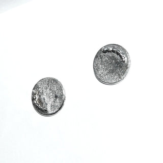 Einzelstücke, Handarbeiten, Ohrstecker aus 925 Silber, runde mattierte Platte mit einer Reihe kleiner Kügelchen / Granulation, Durchmesser ca. 10,4 mm-	Handgefertigtes Unikat! Nur im Danilo Gold Online Shop!