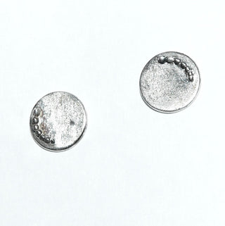Einzelstücke, Handarbeiten, Ohrstecker aus 925 Silber, runde mattierte Platte mit einer Reihe kleiner Kügelchen / Granulation, Durchmesser ca. 10,4 mm-	Handgefertigtes Unikat! Nur im Danilo Gold Online Shop!