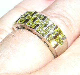 Olivgrünes Einzelstück, Kristall-Bandring aus massiv 925 Silber, funkelnd facettierte Zirkonia in gelbgrün im Baguette-Schliff als Olivin-Repliken, Ringweite 56,5 - Goldschmiede-Danilo