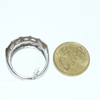 Olivgrünes Einzelstück, Kristall-Bandring aus massiv 925 Silber, funkelnd facettierte Zirkonia in gelbgrün im Baguette-Schliff als Olivin-Repliken, Ringweite 56,5 - Goldschmiede-Danilo