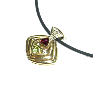 luftiges Einzelstück, zweifarbiger Olivin-Rhodolith-Anhänger aus 333 Gold mit funkelnd facettierten Steinen im Trillant-Schliff, olivgrüner Peridot+ rosé-farbener Rhodolith-Granat, in Zargenfassungen gehalten, Rautenform mit Luftschnitten, zum Durchfädeln -	Nur erhältlich im Onlineshop von Juwelier & Goldschmiede Danilo!