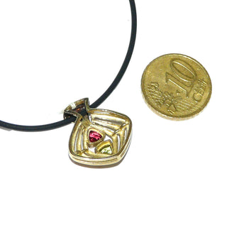 luftiges Einzelstück, zweifarbiger Olivin-Rhodolith-Anhänger aus 333 Gold mit funkelnd facettierten Steinen im Trillant-Schliff, olivgrüner Peridot+ rosé-farbener Rhodolith-Granat, in Zargenfassungen gehalten, Rautenform mit Luftschnitten, zum Durchfädeln -	Nur erhältlich im Onlineshop von Juwelier & Goldschmiede Danilo!