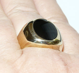 Einzelstück, klassischer Herrenring, Siegelring, Onyx-Ring aus 333 Gelbgold, gewölbter, polierter Ringkopf mit einer ovalen eingelassenen, flachen Onyx-Platte, Ringweite 69,5 -	Einzelstücke nur erhältlich bei www.danilogold-shop.de