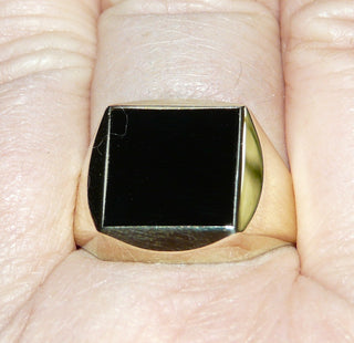 Einzelstück, Onyx-Ring, klassischer Herrenring, Siegelring aus massivem 585 Gelbgold, poliert, mit einer quadratischen Onyx-Platte und 4 facettenartig angeschliffenen Seitenflächen um den Stein herum, Ringweite 67,5 -	Herrenschmuck in Gold & Silber nur bei www.danilogold-shop.de