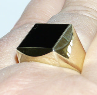 Einzelstück, Onyx-Ring, klassischer Herrenring, Siegelring aus massivem 585 Gelbgold, poliert, mit einer quadratischen Onyx-Platte und 4 facettenartig angeschliffenen Seitenflächen um den Stein herum, Ringweite 67,5 -	Herrenschmuck in Gold & Silber nur bei www.danilogold-shop.de