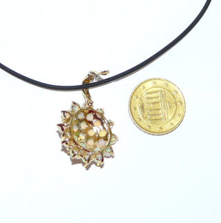 Einzelstück, "Opal-Stern", runder Opal-Anhänger mit 31 blau-grün schillernden äthiopischen Opalen, aus massiv 585 Gold, Clipöse auch für Edelstein + Perlenketten, Krappenfassungen in Rosettenform -	Nur erhältlich im Onlineshop von Juwelier & Goldschmiede Danilo!