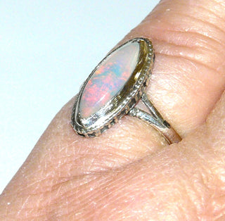 längliches Einzelstück, Handarbeit, Ring aus 925 Silber mit einem herrlich rötlich-grün schillernden, äthiopischen Opal-Cabochon in Schiffchenform / Marquise, Ringweite 51, Oberteil ca. 15,5 mm x 8,1 mm - Handarbeiten online bestellen bei Juwelier & Goldschmiede Danilo!