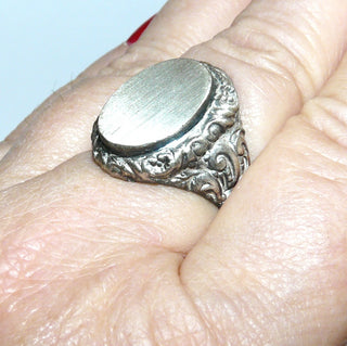 Einzelstück, massiver 925 Silberring, Herrenring, Siegelring, ovale Gravurplatte, seidenmatt, Ringweite 64,5, authentische Replik / Manufaktur-Nachguß aus dem Historismus mit opulenten Schnörkeln - Goldschmiede Danilo
