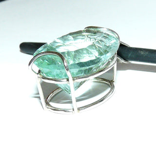 Ovales Einzelstück, pastellgrüner Unikat-Fluorit-Anhänger aus 925 Silber-Krappenfassung, beidseitig funkelnd facettiert im Strahlenschliff, kaum Einschlüsse, Handarbeit, Dreieckschlaufe - Goldschmiede Danilo