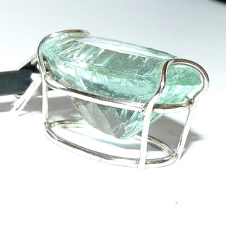 Ovales Einzelstück, pastellgrüner Unikat-Fluorit-Anhänger aus 925 Silber-Krappenfassung, beidseitig funkelnd facettiert im Strahlenschliff, kaum Einschlüsse, Handarbeit, Dreieckschlaufe - Goldschmiede Danilo