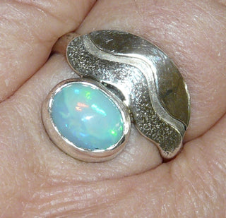 Einzelstück, Handarbeit, Ring aus 925 Silber mit einem wunderschön schillernden äthiopischen Welo-Opal, sicher in einer Zargenfassung eingebettet, ca. Ringweite 57-	Handarbeiten online bestellen bei Juwelier & Goldschmiede Danilo!