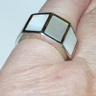 Einzelstück, Partnerring, Ring "Perlmutt-Dach" aus 925 Silber mit 3 rechteckigen Platten aus weißem Perlmutt, umrundet von einem Silberrand, poliert, Ringweite 50 (+ 60 Artikel Nr. Ri 0409-B) -	Unikatschmuck nur erhältlich im Onlineshop von Juwelier & Goldschmiede Danilo! 