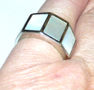 Einzelstück, Partnerring, Ring "Perlmutt-Dach" aus 925 Silber mit 3 rechteckigen Platten aus weißem Perlmutt, umrundet von einem Silberrand, poliert, Ringweite 50 (+ 60 Artikel Nr. Ri 0409-B) - Unikatschmuck nur erhältlich im Onlineshop von Juwelier & Goldschmiede Danilo! 