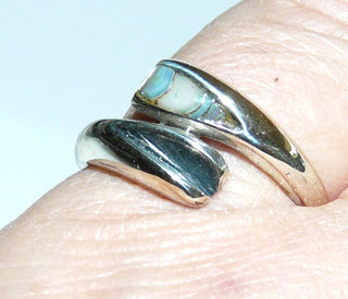 Einzelstück, Perlmutt-Ring "Duo" aus 925 Silber, oben offen, auf einer Seite grün-blau-violett schillerndes Perlmutt der Paua-Muschel eingelegt, zweite Seite schwarz oxidiert, Ringweite 53,5 -	Nur erhältlich im Onlineshop von Juwelier & Goldschmiede Danilo!